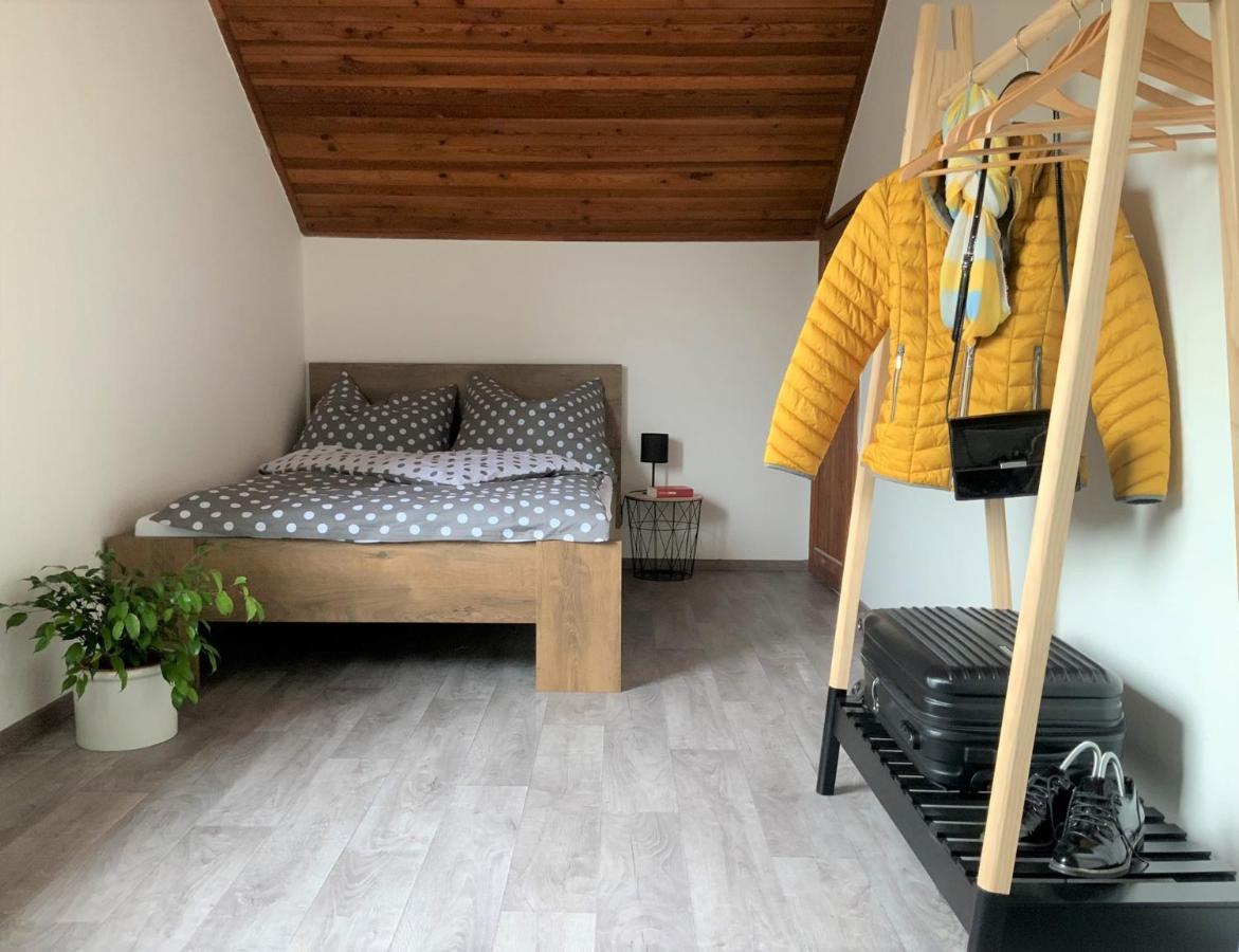 Apartman V Podkrovi Hostinné Extérieur photo