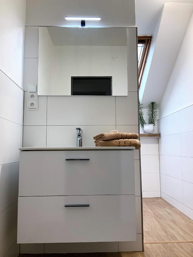 Apartman V Podkrovi Hostinné Extérieur photo