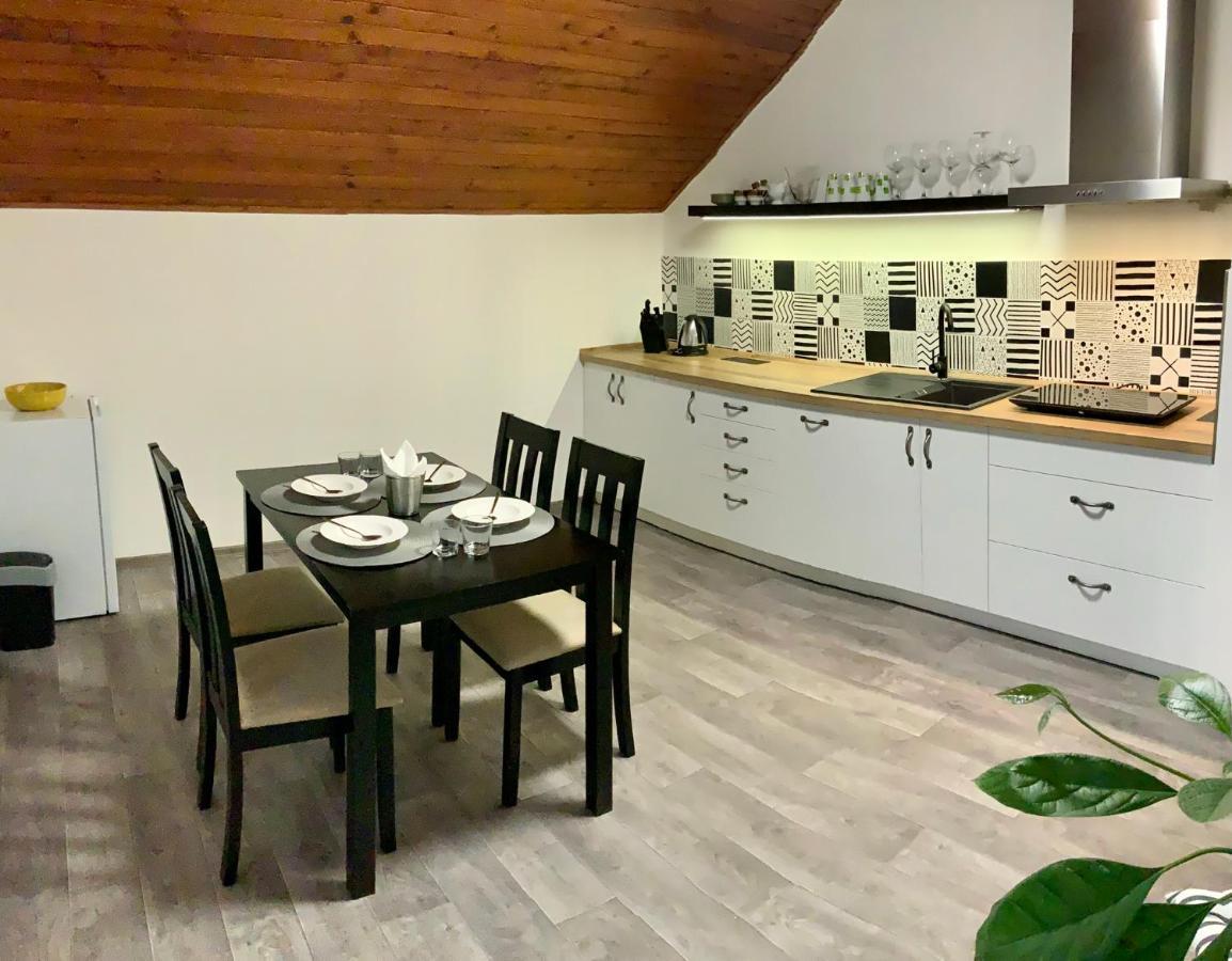 Apartman V Podkrovi Hostinné Extérieur photo